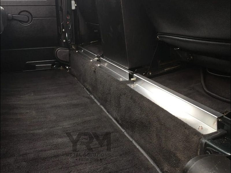 Carpet Retainer Rear of Seatbox Series/Def 4/5 Door SW LH or RH